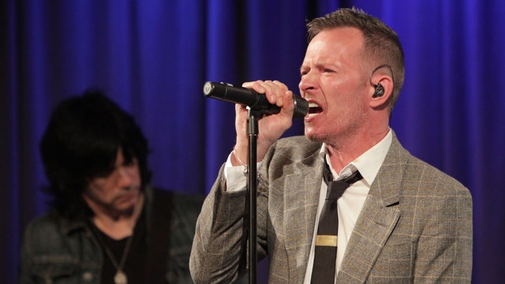 Stone Temple Pilots Remember Scott Weiland One Year After Death