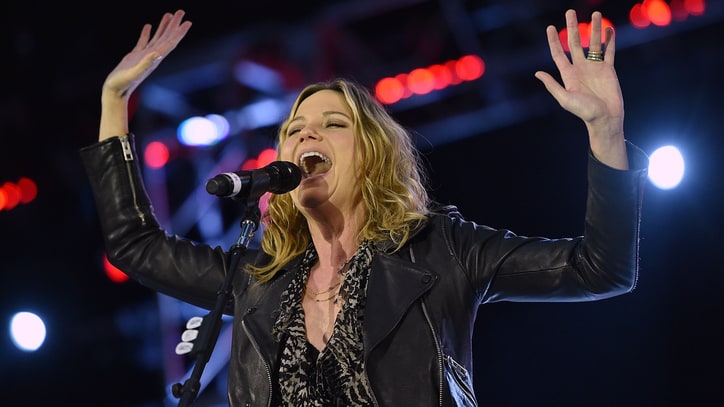 Hear Jennifer Nettles' Triumphant 'Hey Heartbreak'