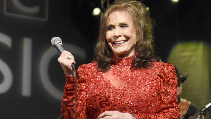 Loretta Lynn Plans Holiday Album 'White Christmas Blue'
