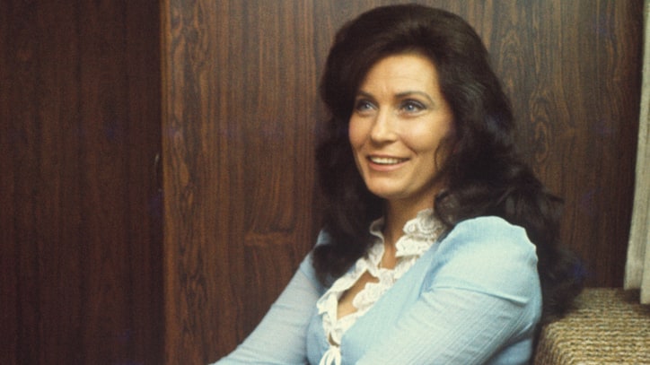 Flashback: Loretta Lynn Scores With Cautionary 'Don't Come Home'