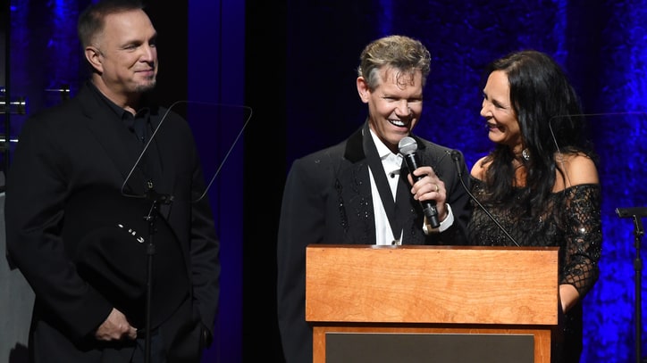 Randy Travis Stuns at Hall of Fame With First Performance Since Stroke