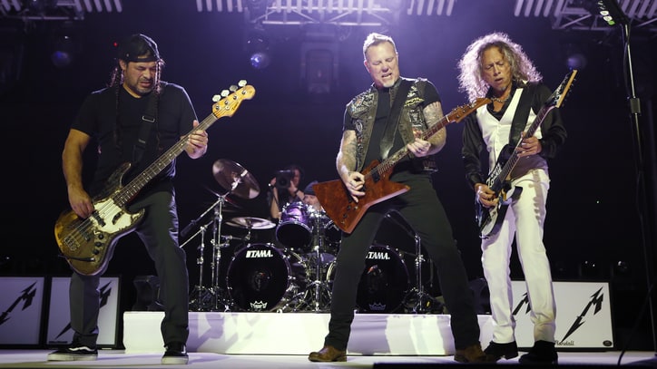 See Metallica Rock Supermarket With Impromptu 'Enter Sandman'