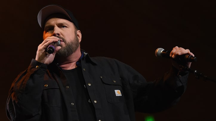 See Garth Brooks' Rousing 'Forever and Ever' at Randy Travis Concert