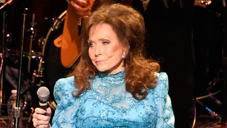 Loretta Lynn Breaks Hip in Fall