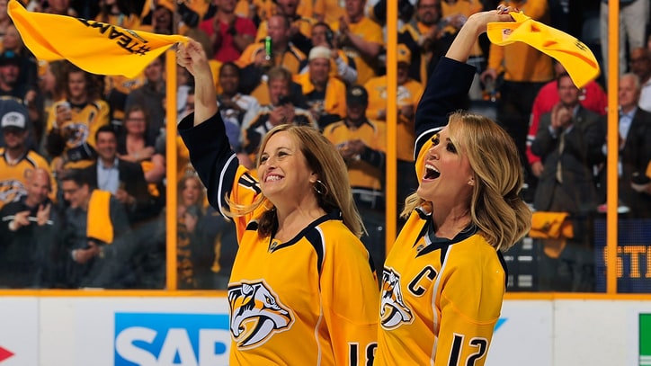 See Carrie Underwood's Surprise Performance at Stanley Cup Playoff Game