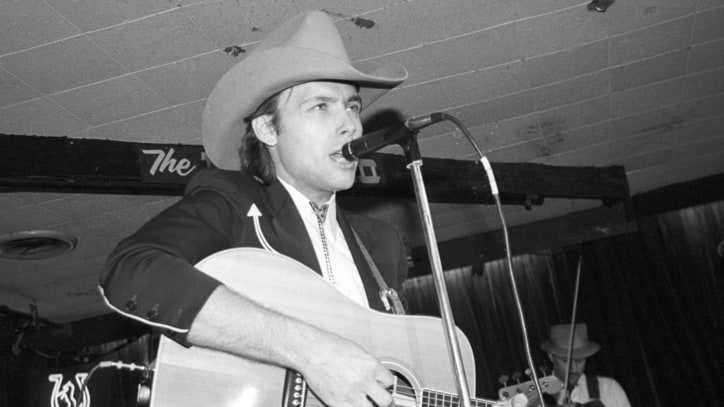 Flashback: Dwight Yoakam Bridges Genres, Generations With Wild 'Guitars'