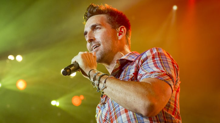 See Jake Owen Remember Glen Campbell With Intimate 'Wichita Lineman'