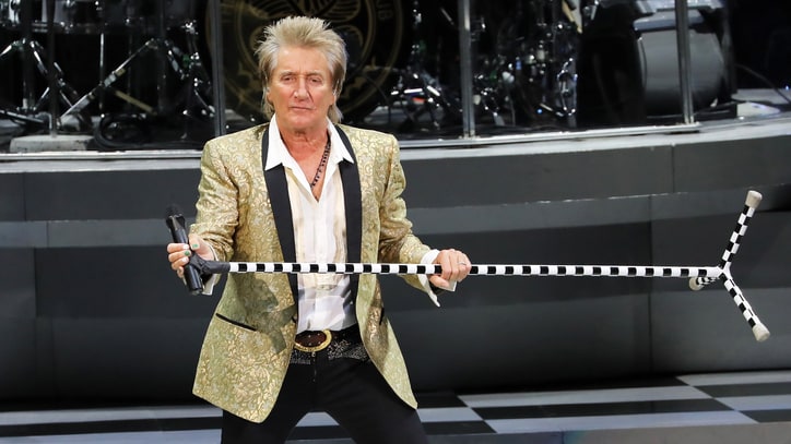 VMAs 2017: Rod Stewart Dazzles With DNCE on 'Do Ya Think I'm Sexy'