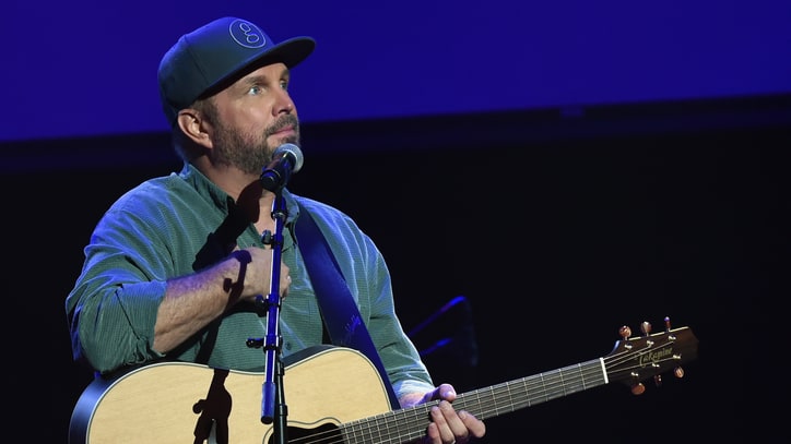 See Garth Brooks Sing Emotional 'The Change' for Las Vegas Shooting Victims