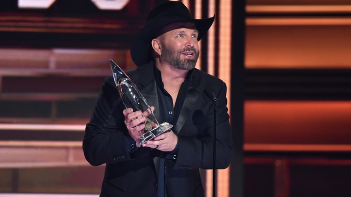2017 CMA Awards Preach Unity, Crown Garth Brooks Entertainer of the Year