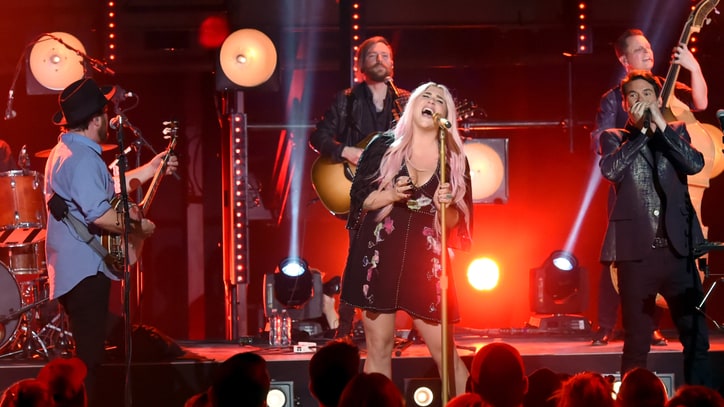 See Kesha, Old Crow Medicine Show's Rowdy 'Wagon Wheel' on 'Crossroads'