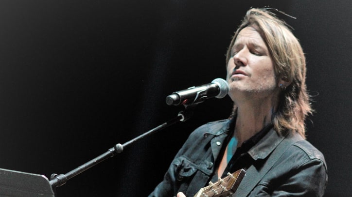 See Keith Urban Cover Simon and Garfunkel at Vigil for Vegas Victims