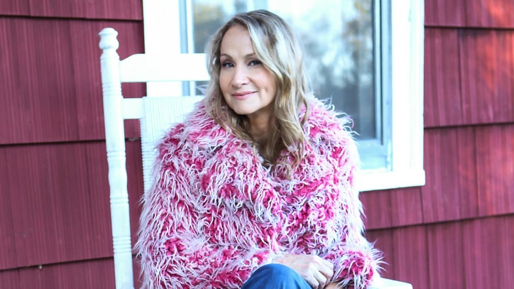 Hear Joan Osborne's 'Feminist Spin' on Bob Dylan's 'Tangled Up in Blue'