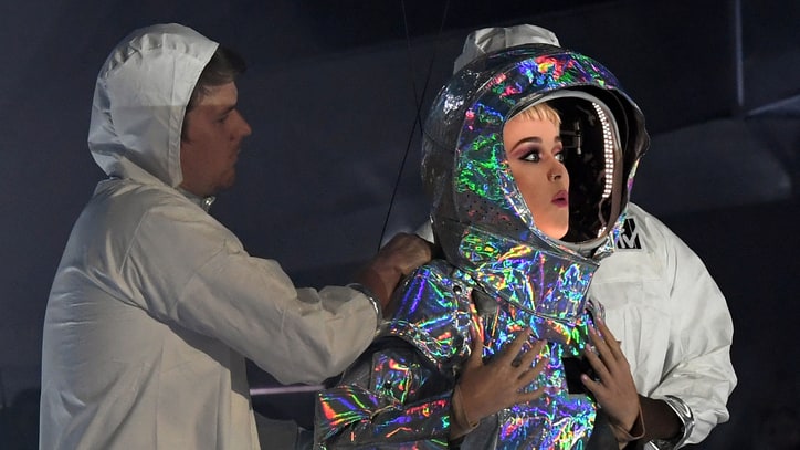 VMAs 2017: Watch Katy Perry, Nicki Minaj Perform Basketball-Themed 'Swish Swish'