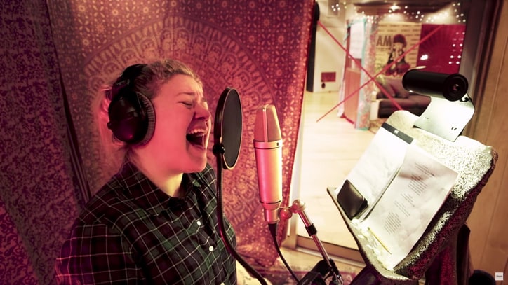 Hear Kelly Clarkson's Gospel-Tinged Cover of the Guess Who's 'American Woman'