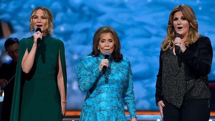 Loretta Lynn, Chris Young Lead 2016 Country Christmas Albums: Ram Report