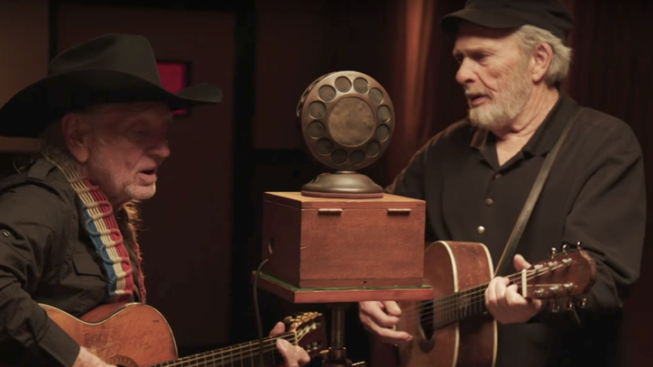 See Willie Nelson, Merle Haggard Sing 'The Only Man Wilder Than Me'
