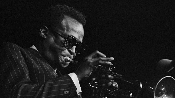 Hear Miles Davis Request Champagne, Rehearse Band in 1967 Studio Outtake