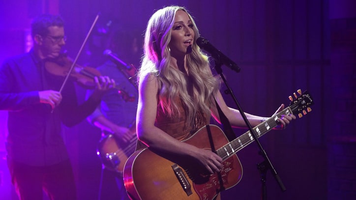 See Ashley Monroe's Sensual 'Hands on You' on 'Seth Meyers'