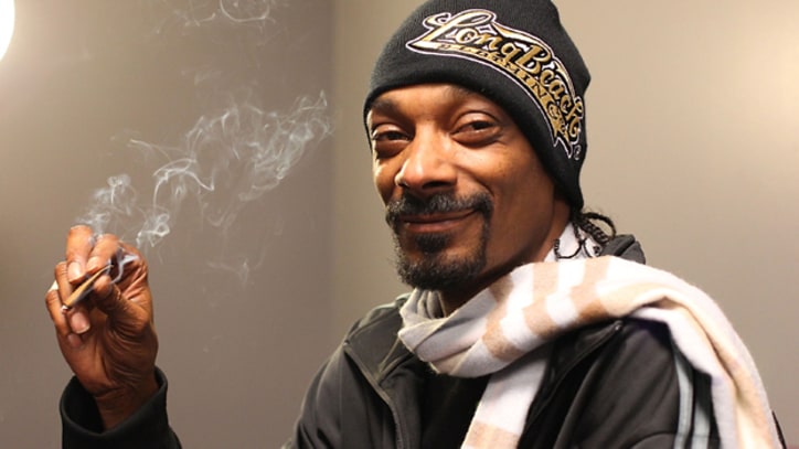 Snoop Dogg Talks Holograms, 2Pac and Chronic in Web Chat