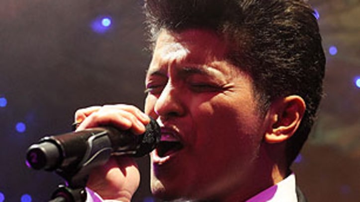 Digest: Bruno Mars Reclaims Top of the Chart; Kanye West and Jane's Addiction Headline Lollapalooza Chile