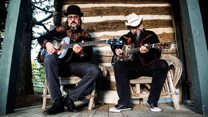 Les Claypool Covers Primus, Bee Gees on Duo de Twang Debut