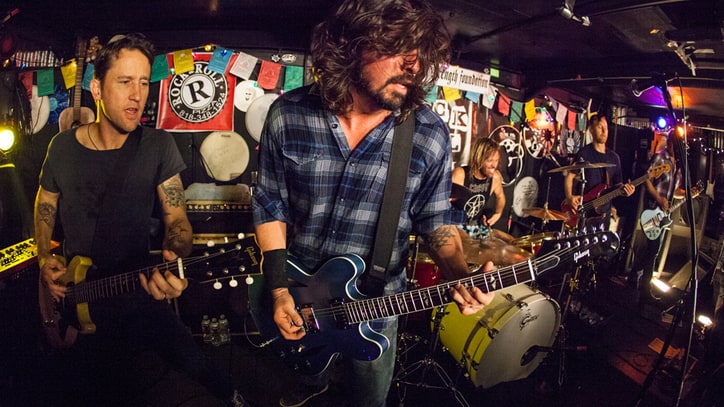 Foo Fighters Rock Pizza Joint in Warm-Up Show