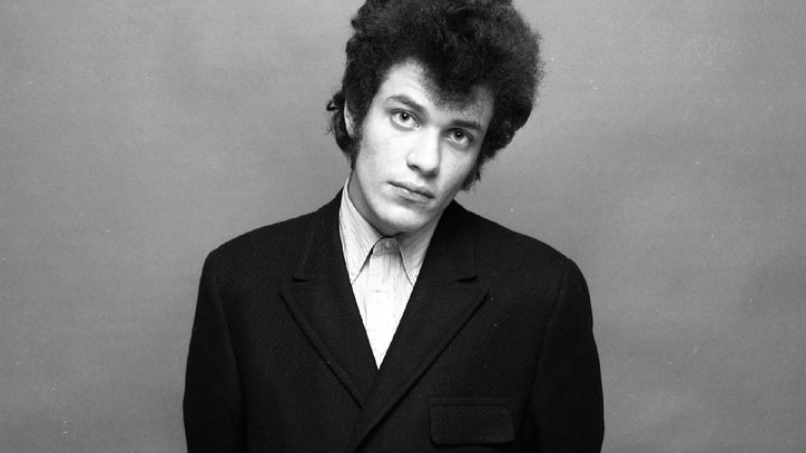 Mike Bloomfield Jams on 'Glamour Girl' in New York - Song Premiere