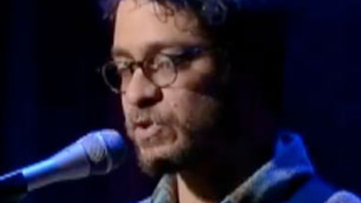Unlikely Billboard Champion Amos Lee Performs New Song 'Violin' On 'Letterman'