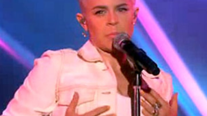 Robyn Sings 'Dancing On My Own' on 'Ellen'