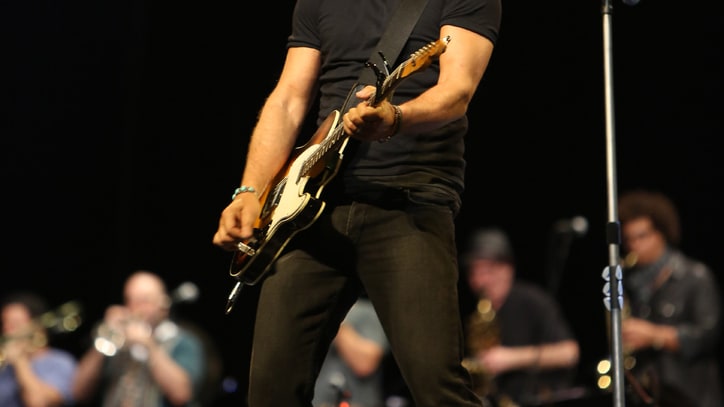 Bruce Springsteen Honors Pete Seeger With Stirring 'We Shall Overcome'