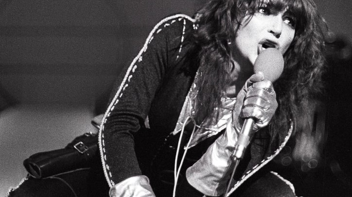 Kate Bush Books First Tour in 35 Years