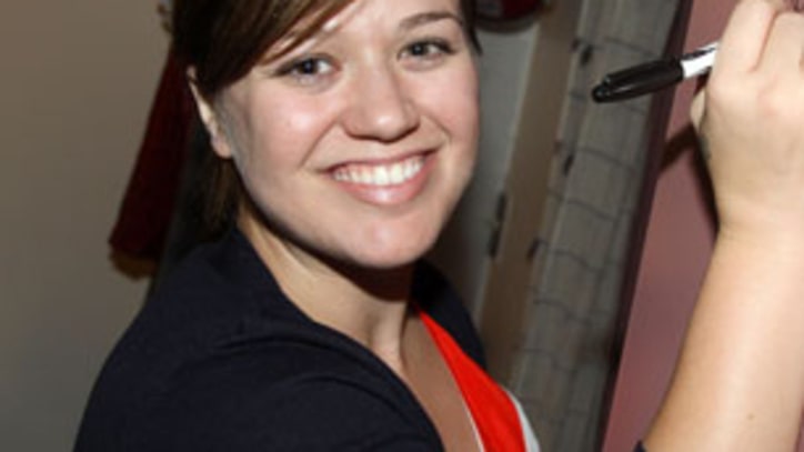 Digest: Kelly Clarkson's Album Delayed; James Taylor Injured Skiing