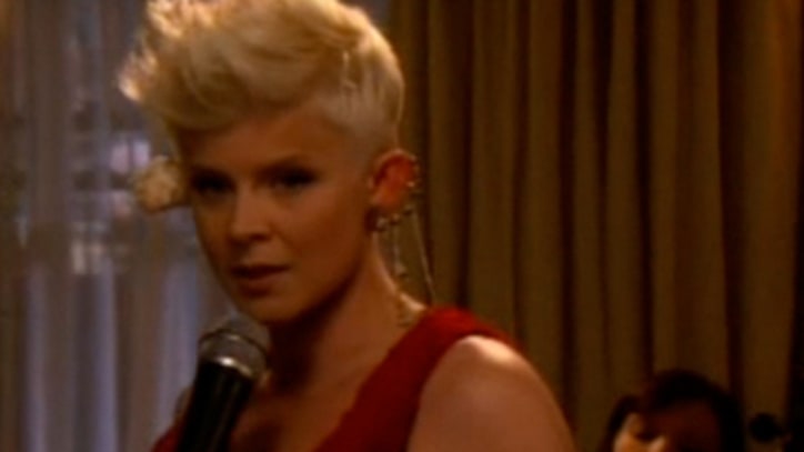Watch: Robyn Sings on 'Gossip Girl'