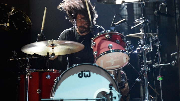 Dave Grohl Plays Surprise Acoustic Gig in Nashville