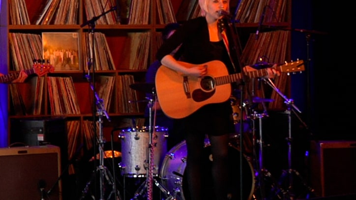 Jessica Lea Mayfield Performs