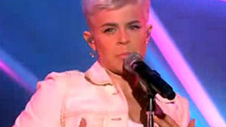 Robyn Swedish singer performs 'Dancing On My Own' on 'Ellen'