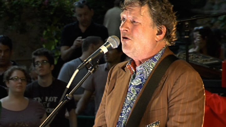 Exclusive: Squeeze Performs 'Tempted' in Bryant Park