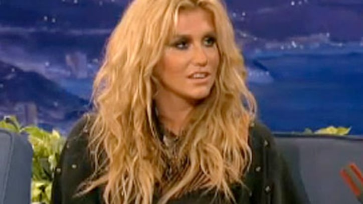 Ke$ha Singer brings her glitter gun to 'Conan'