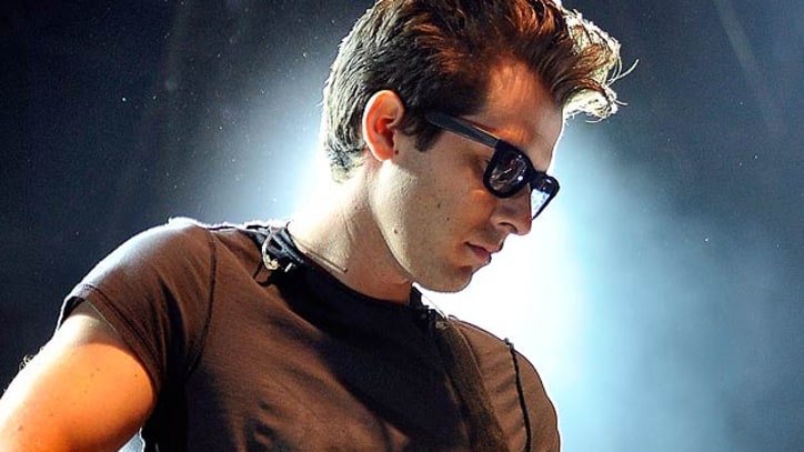 Mark Ronson 'Valerie' tribute to Amy Winehouse