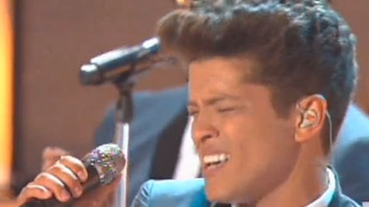 Bruno Mars Pays tribute to Amy Winehouse