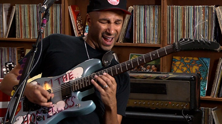 Tom Morello Rocks as the Nightwatchman