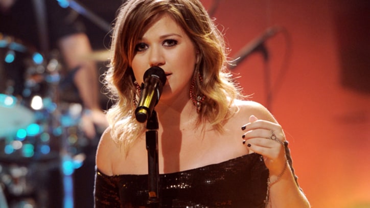 Kelly Clarkson 'Mr. Know It All' and 'Walk Away'