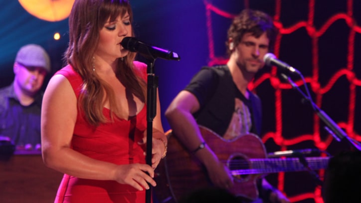 Kelly Clarkson Covers Carrie Underwood for 'Unplugged'