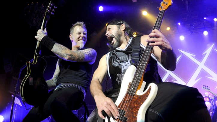 Metallica and Dave Mustaine Perform 'Hit The Lights'