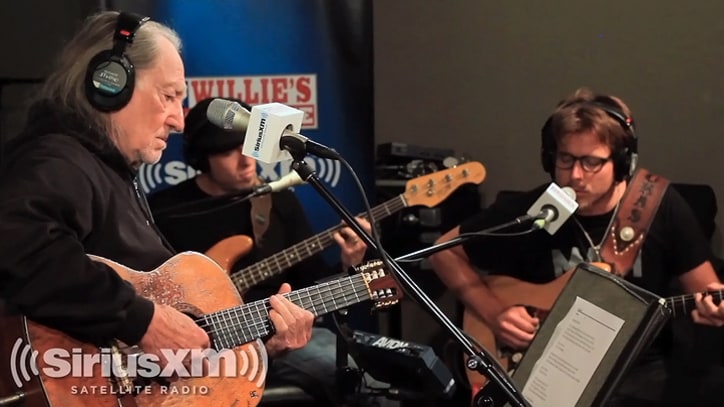 Willie Nelson Performs 'Just Breathe'