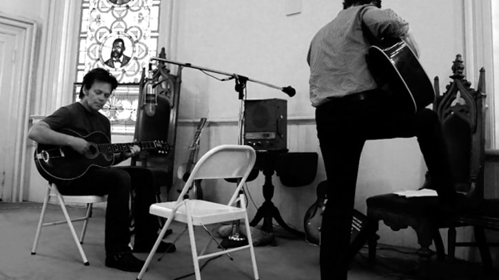 Premiere: John Mellencamp, 'Coming Down the Road'