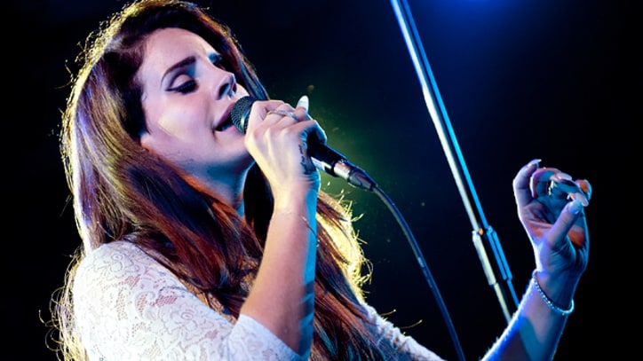 Lana Del Rey Covers 'Heart-Shaped Box' in Sydney