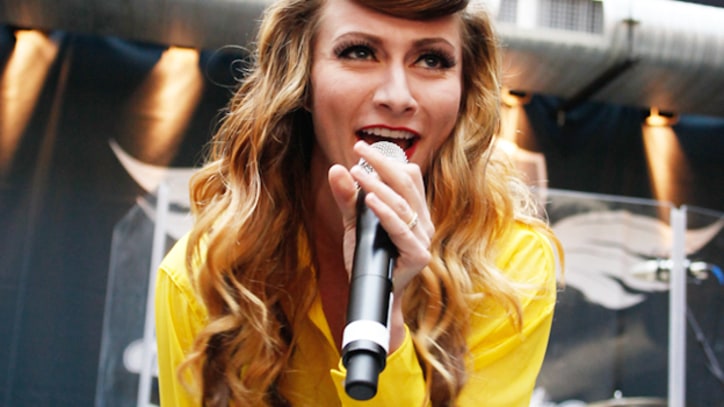 Karmin Perform 'Hello' Live at Lollapalooza