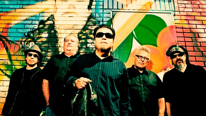 Premiere: Los Lobos, 'When The Circus Comes' (Live)